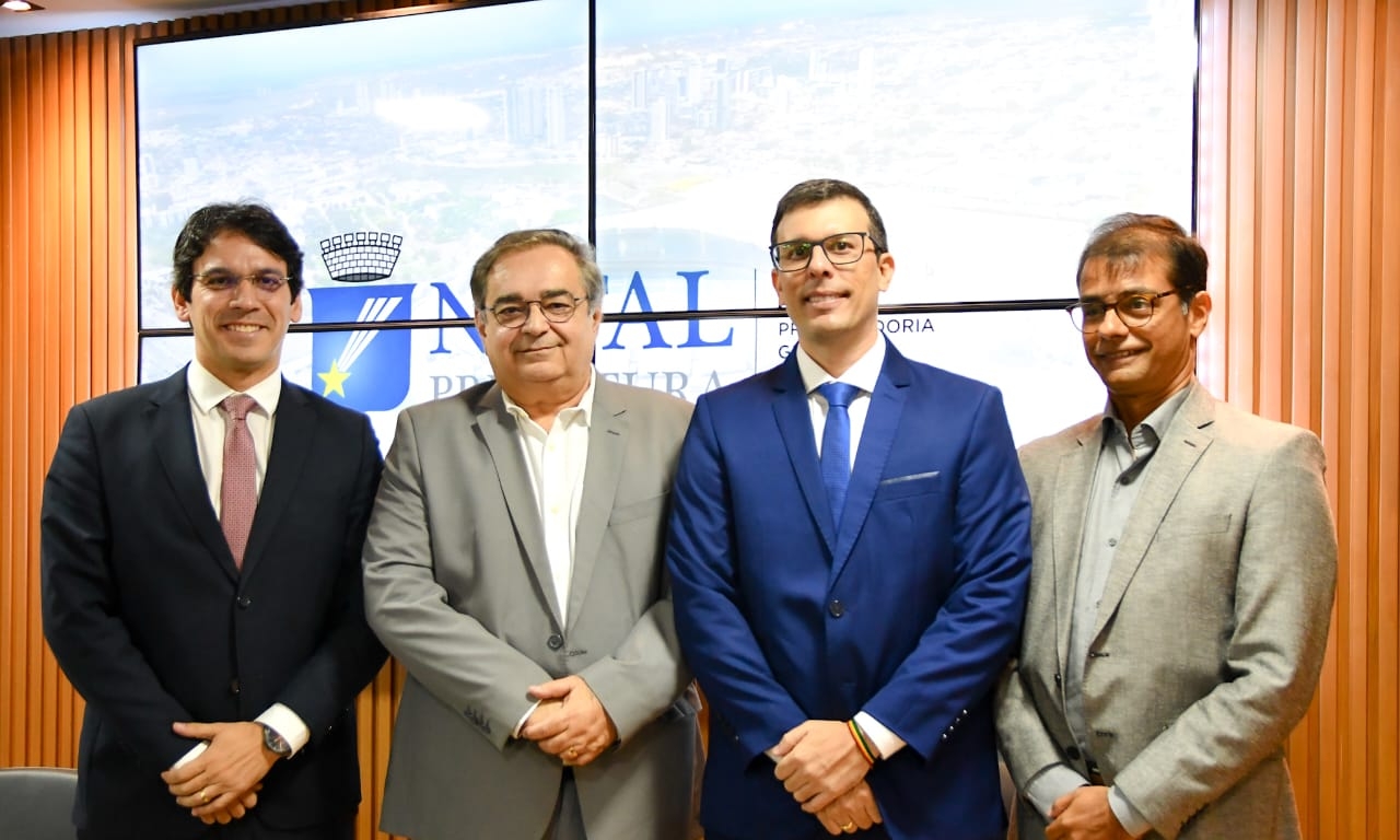 Prefeito Álvaro Dias participa da posse do novo membro da PGM