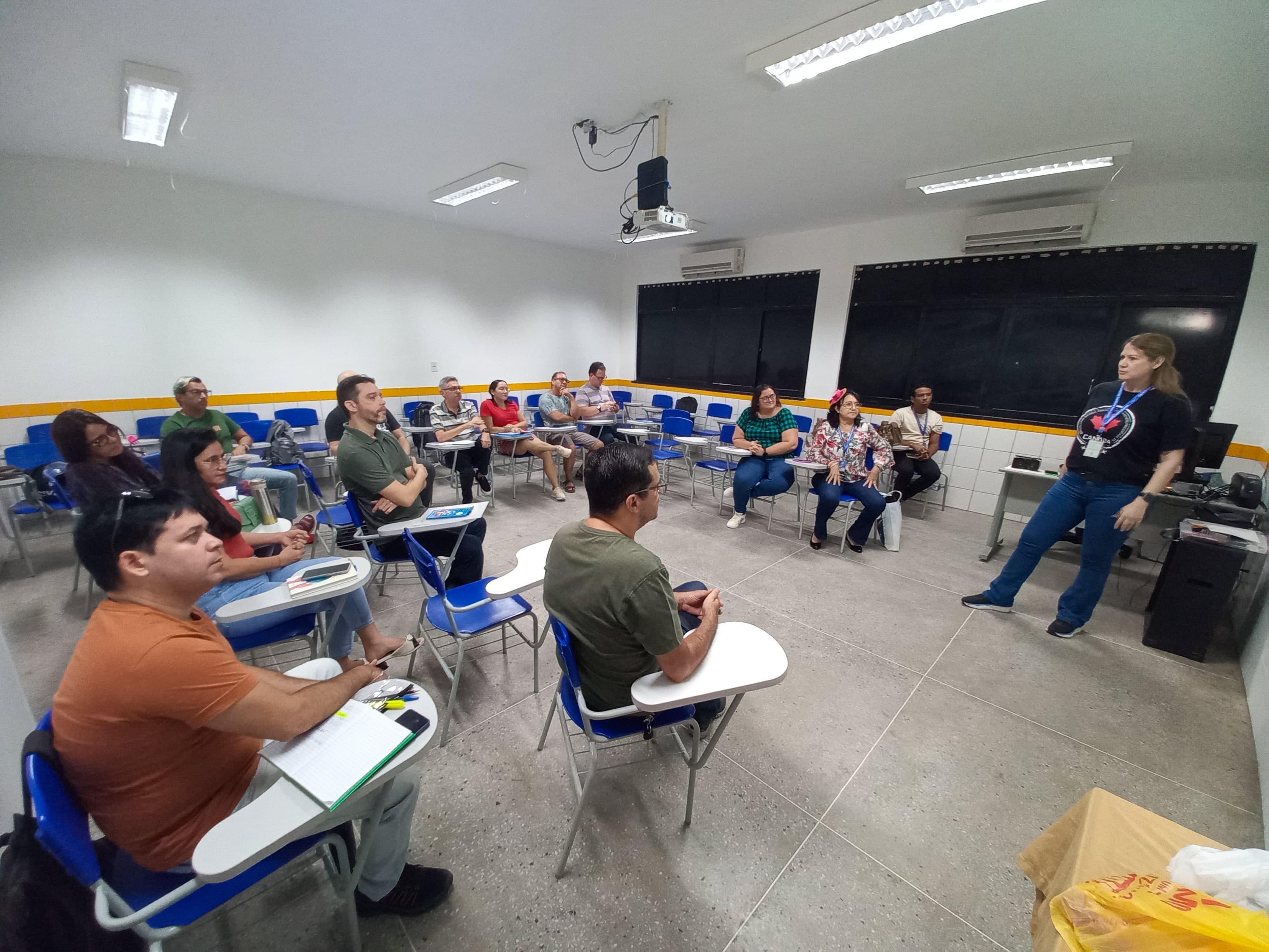 Professores de Ciências e Inglês discutem experiências culturais e interdisciplinares em formação