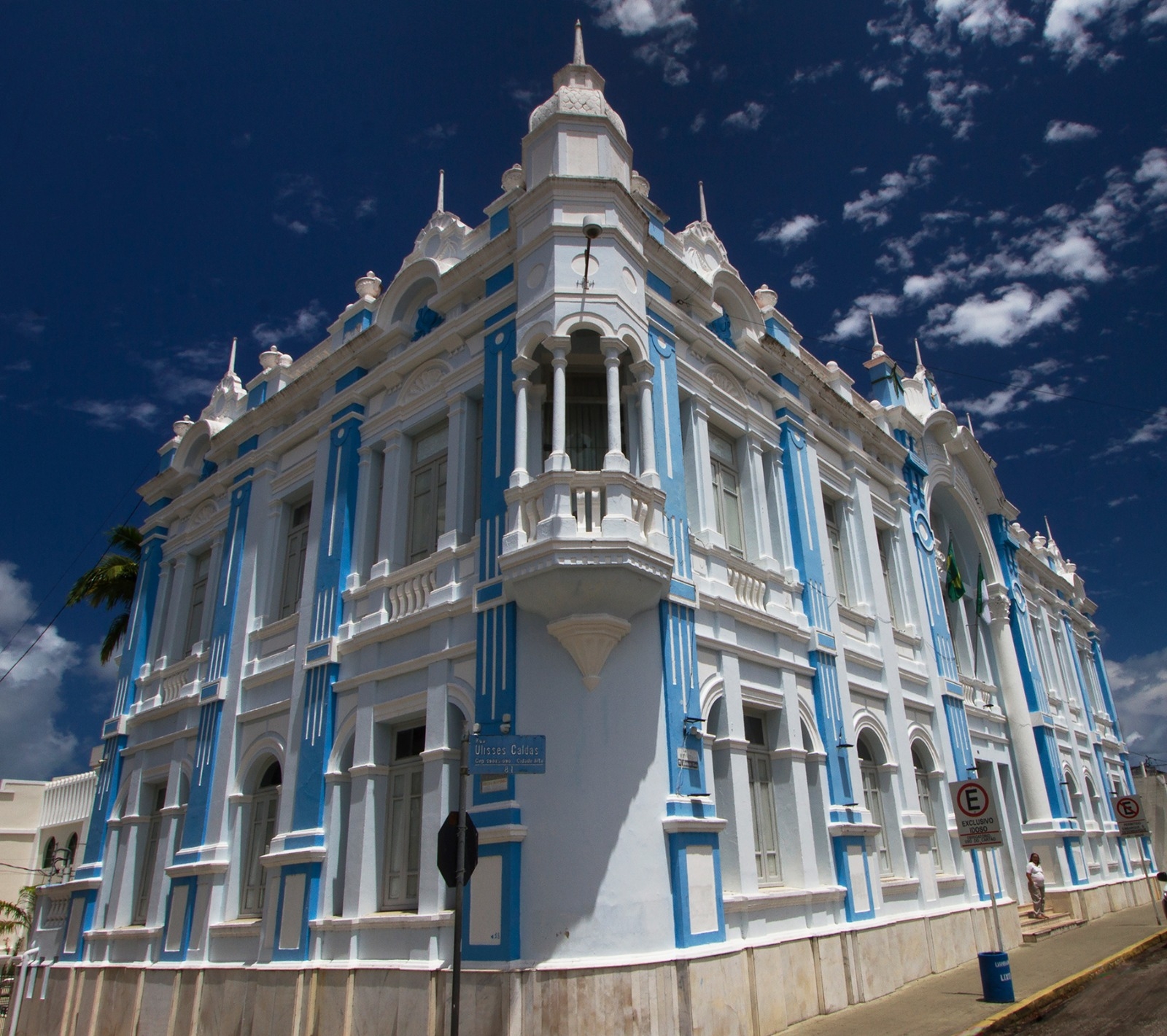 Prefeitura paga primeira parcela do 13º salário dos professores da Rede Municipal