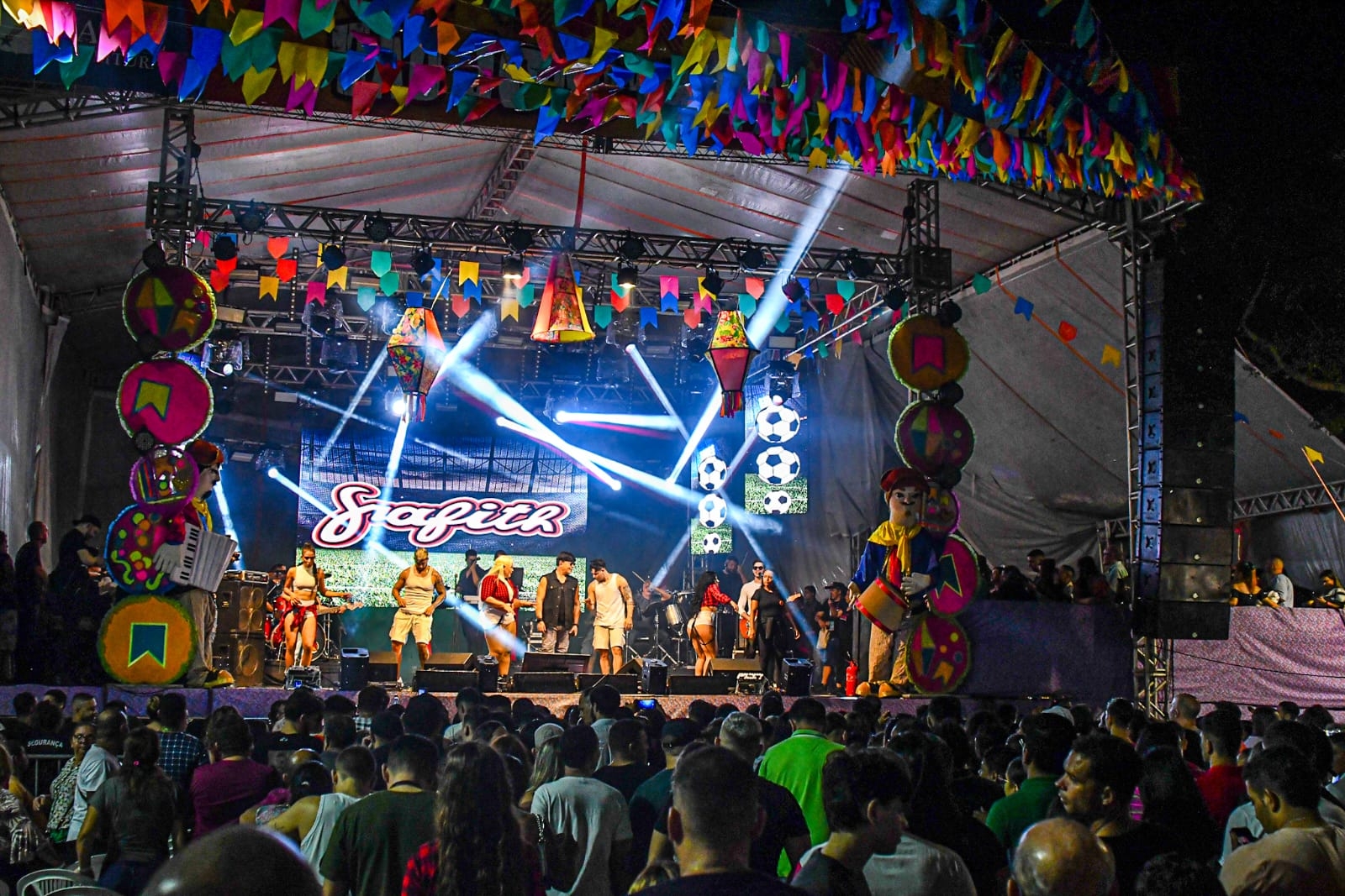 Natalenses lotam a Praça na última noite de shows do São João de Natal