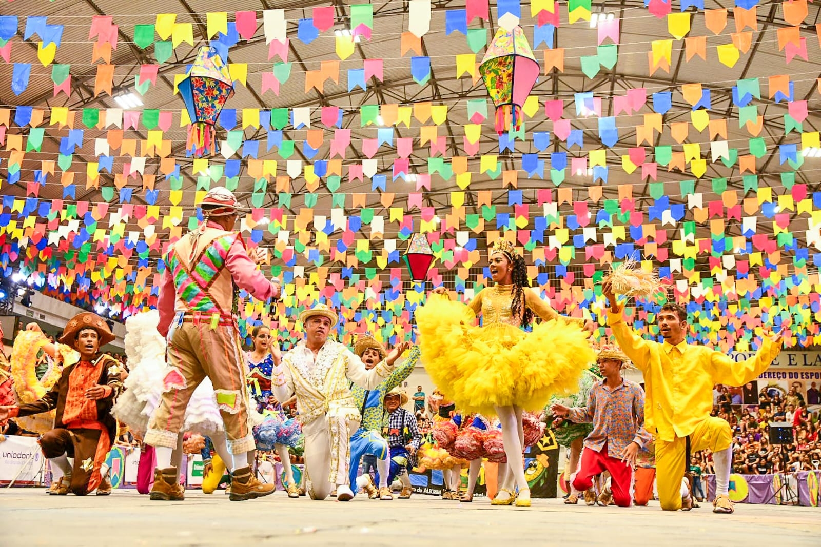 Abertura do Festival de Quadrilhas Juninas é marcada por cores, danças e muita emoção
