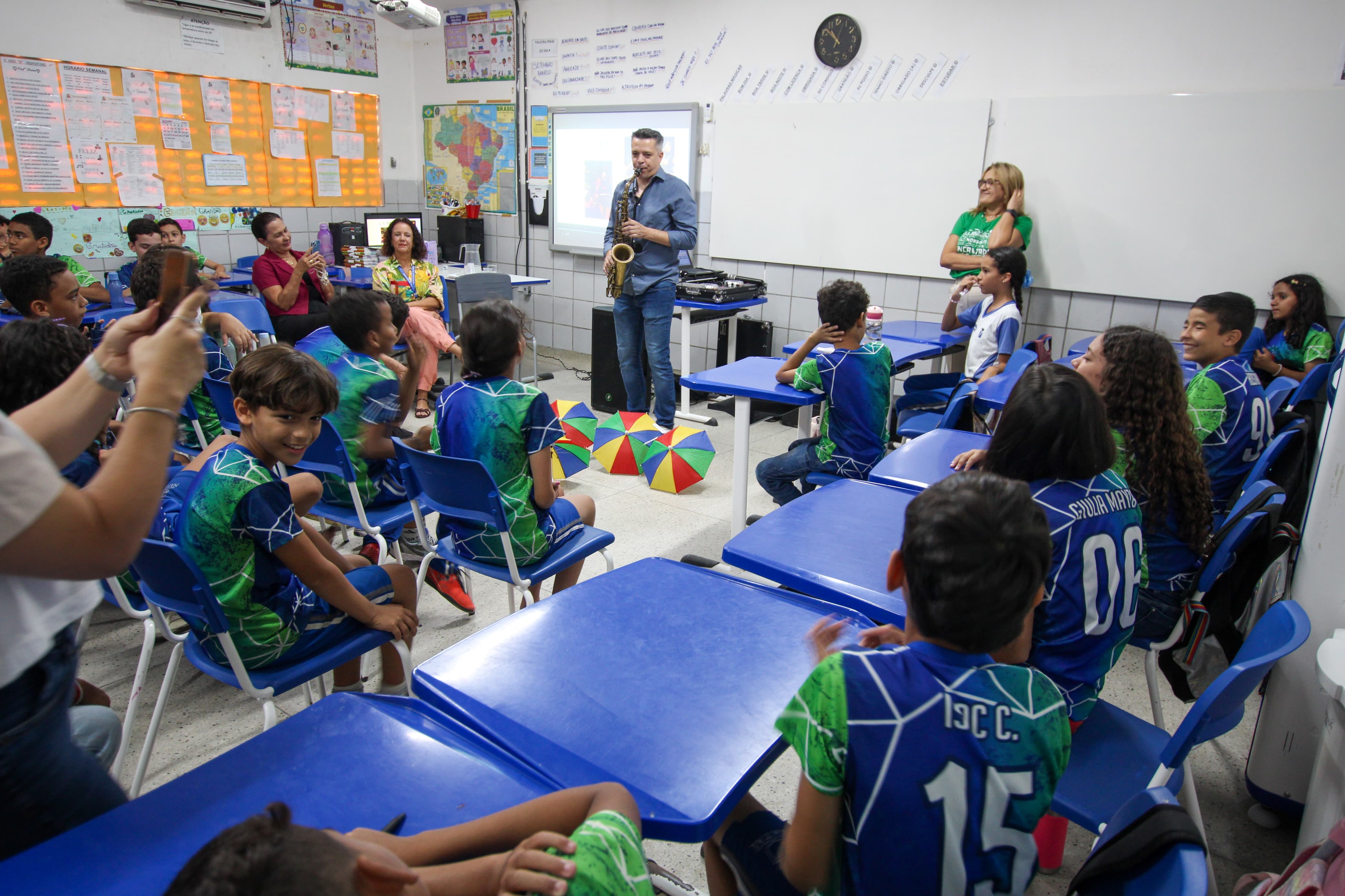 Saxofonista se apresenta em escolas da Rede Municipal de Natal