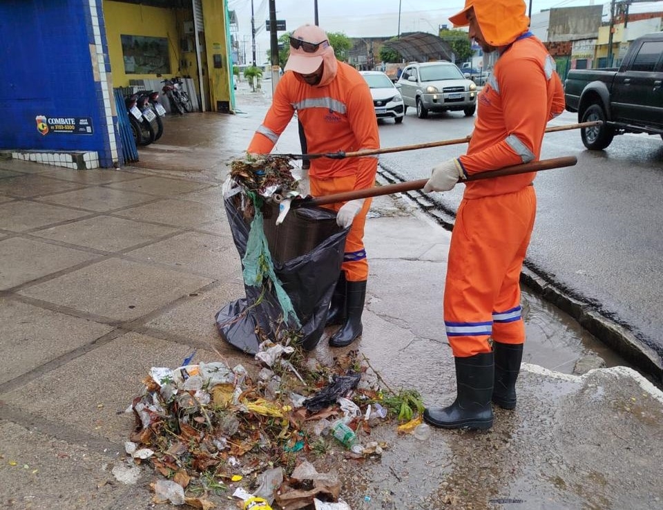 Equipes da Prefeitura de Natal estão nas ruas desde a madrugada