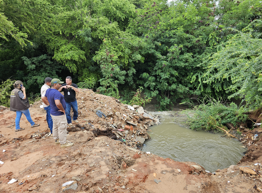 Há 14 dias coletor colapsado despeja, ininterruptamente, esgoto no canal do baldo