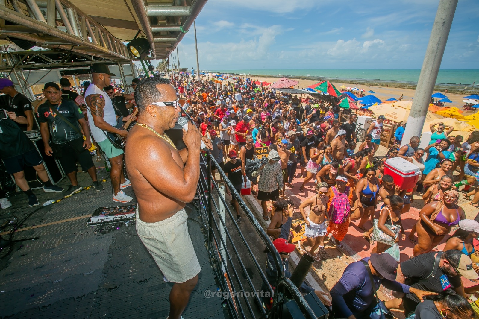 Sergynho Pimenta e Gasparzinho animam foliões no Pranchão da Praia do Meio