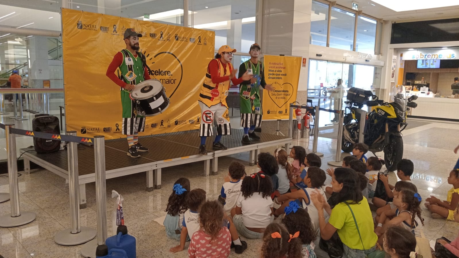 Alunos da rede pública participam de ação educativa do Maio Amarelo no Midway Mall