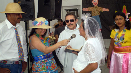 Profissionais da Cl&iacute;nica Dr. Jos&eacute; Carlos Passos e Vista Verde promovem festa junina