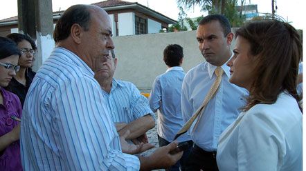Taxistas da Rua S&atilde;o Jos&eacute; recebem visita da Prefeita