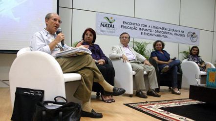 Jos&eacute; Castro fala aos educadores sobre vantagens do est&iacute;mulo &agrave; leitura