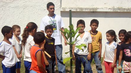 Semurb promove palestras e plantio de mudas em escola no bairro de M&atilde;e Luiza