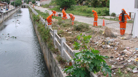Garis da Urbana fazem limpeza no Rio das Quintas 