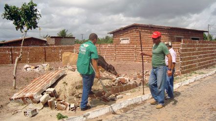 Semub remove muro erguido em &aacute;rea p&uacute;blica