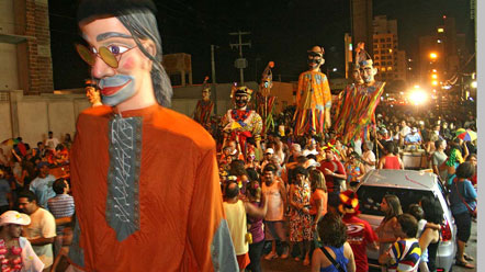 Irrever&ecirc;ncia marca a abertura do carnaval de Ponta Negra