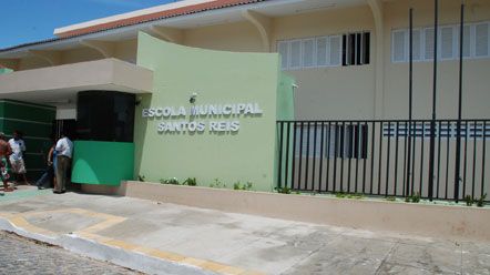 Popula&ccedil;&atilde;o de Santos Reis recebe escola municipal 