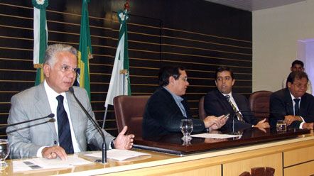 Secret&aacute;rios apresentam &agrave; CMN proposta do or&ccedil;amento municipal para 2011